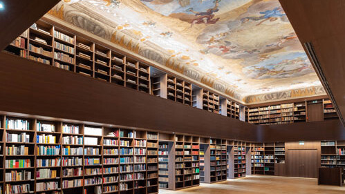 Die revitalisierte Bibliothek mit ihrem barocken Deckenfresko im Campus Akademie. © Daniel Hinterramskogler/ÖAW