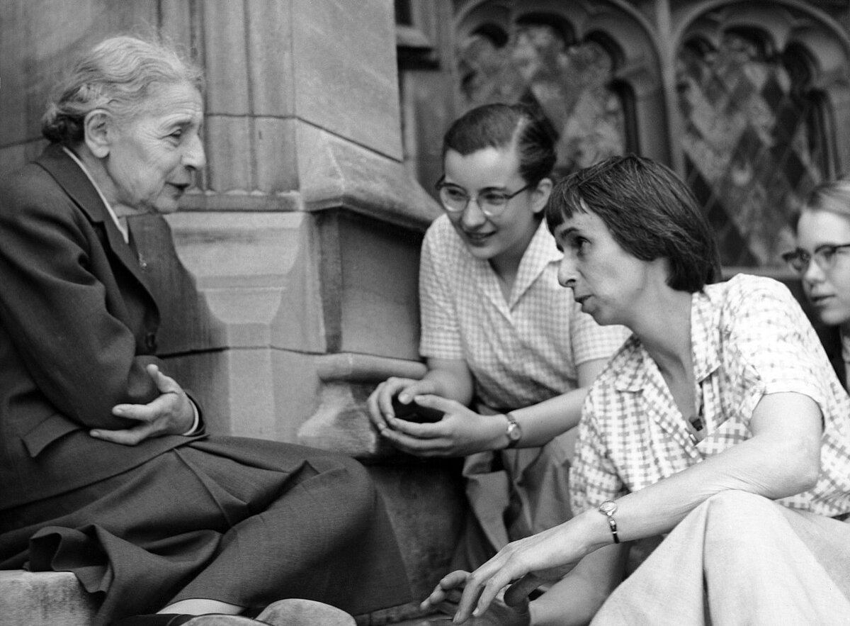 Lise Meitner mit Studentinnen (1959)