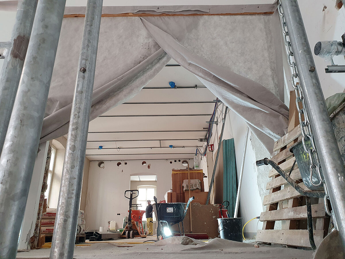 Baustelle des neuen Archivraums mit Bauplanen in Form eines Vorhanges