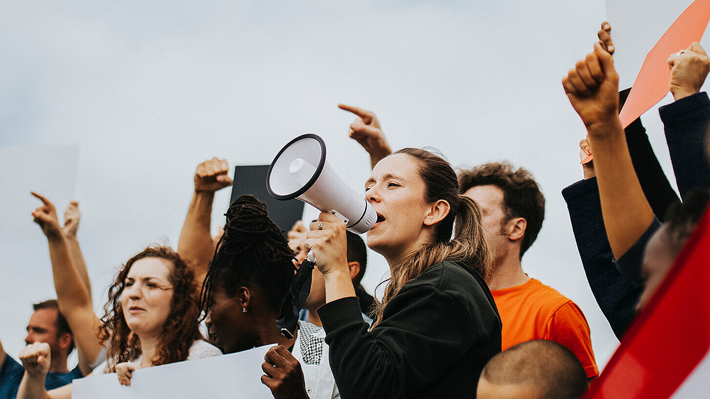 Immer wieder kommt es in Europas Hauptstädten zu Demonstrationen von Corona-Leugnern. Außer der Ablehnung von Regierungsmaßnahmen eint die Protestgruppen wenig, sagt Soziologin Kristina Stoeckl. Immer wieder kommt es in Europas Hauptstädten zu Demonstrationen von Corona-Leugnern. Außer der Ablehnung von Regierungsmaßnahmen eint die Protestgruppen wenig, sagt Soziologin Kristina Stoeckl.