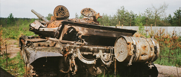 Ein zerstörter Panzer in der Gegend von Butscha in der Ukraine.