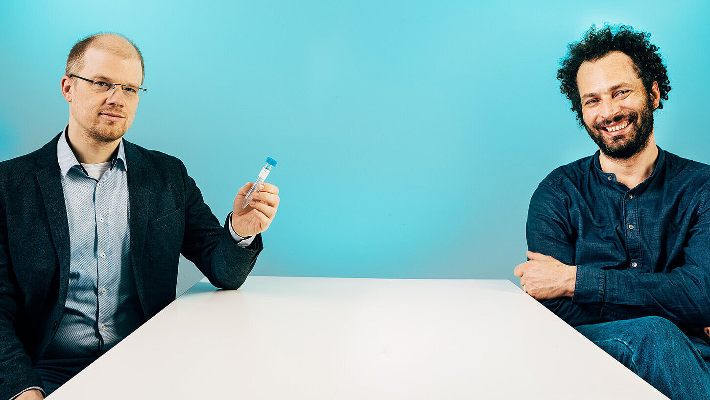 Andreas Bergthaler (links) und Julius Brennecke (rechts) mit einem kleinen aber für die Bekämpfung der Pandemie nicht unwesentlichen Gegenstand: Einem Probenröhrchen, das für Virustests verwendet werden kann. © ÖAW/Klaus Pichler Andreas Bergthaler (links) und Julius Brennecke (rechts) mit einem kleinen aber für die Bekämpfung der Pandemie nicht unwesentlichen Gegenstand: Einem Probenröhrchen, das für Virustests verwendet werden kann. © ÖAW/Klaus Pichler