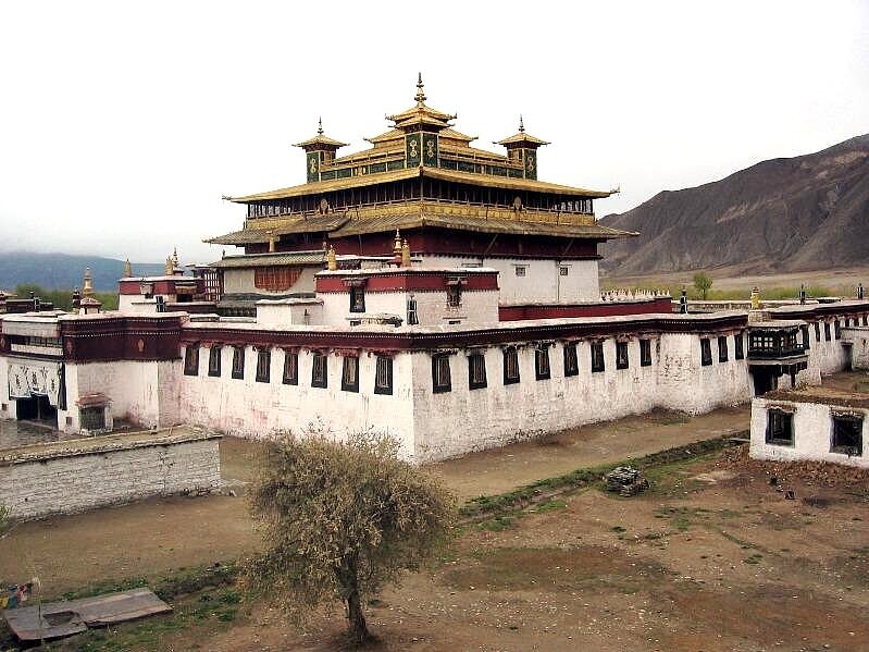 Zentraler Tempel in Samye, dem ältesten buddhistischen Kloster Tibets © Wikimedia/CC-BY-SA-2A 2.0 Zentraler Tempel in Samye, dem ältesten buddhistischen Kloster Tibets © Wikimedia/CC-BY-SA-2A 2.0