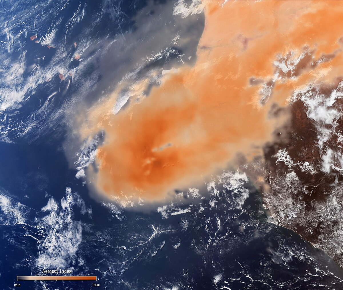 Dichte orange Sand- und Staubwolke aus der Sahara zu sehen, die von der westafrikanischen Küste über den Atlantik weht.