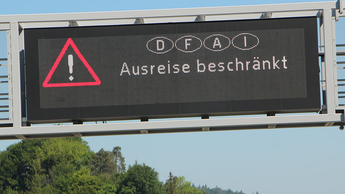 Auf einem Autobahnschild ist zu lesen: "Ausreise beschränkt" Auf einem Autobahnschild ist zu lesen: "Ausreise beschränkt"