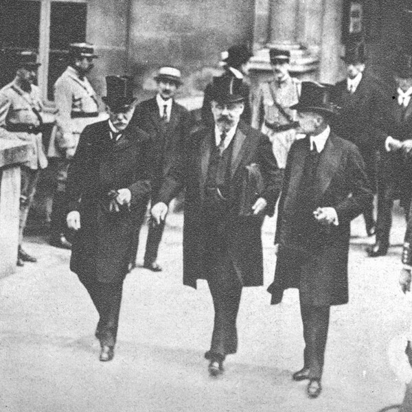 Staatskanzler Renner verlässt mit den Friedensbedingungen der Alliierten unterm Arm das Schloß St-Germain-en-Laye © ÖNB, 224114-B
