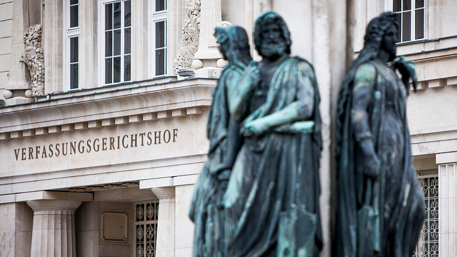 Die „Hüter der Verfassung“: Dem Verfassungsgerichtshof, dessen Gebäude in der Wiener Innenstadt zu finden ist, obliegt es, die Einhaltung der Verfassung zu kontrollieren. Die „Hüter der Verfassung“: Dem Verfassungsgerichtshof, dessen Gebäude in der Wiener Innenstadt zu finden ist, obliegt es, die Einhaltung der Verfassung zu kontrollieren.