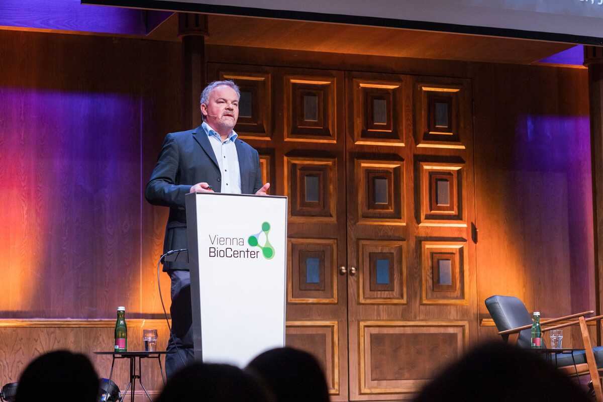 Jürgen Knoblich bei seinem Einführungsvortrag (c) Paul Pibernig