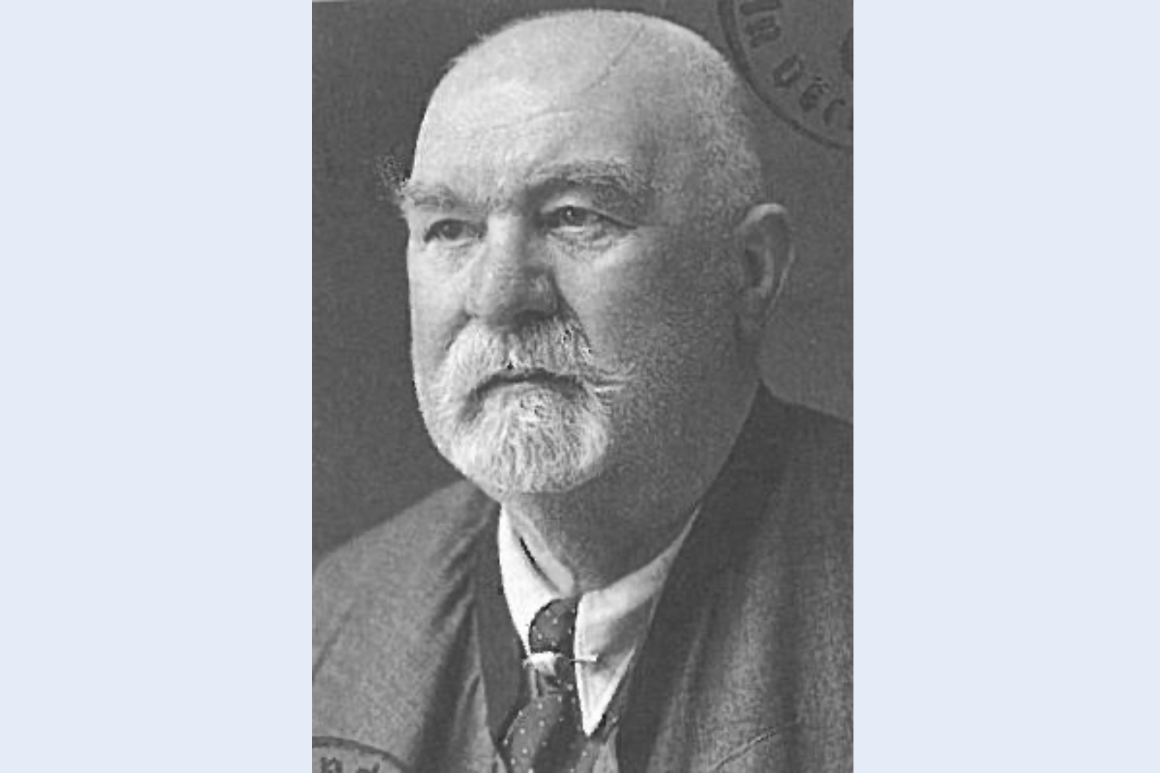 Karl Angelis.png Halbporträt (S/W-Photographie) eines bärtigen Mannes in Tracht: Med.-Rat Dr. Karl Angelis (1878–1957); Quelle: Gemeindeamt Unterach am Attersee