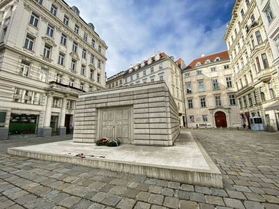 Das Holocaust Mahnmal am Wiener Judenplatz gedenkt und erinnert an die Opfer das Antisemitismus. © Shutterstock