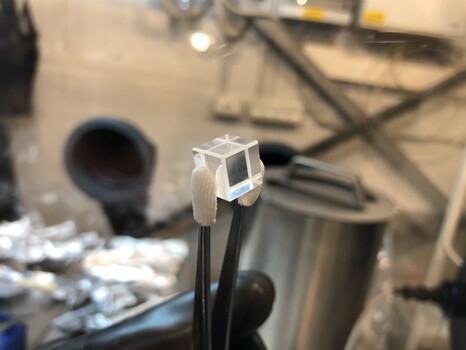 Ein Natriumiodid-Kristall, der im Tieftemperaturdetektor des COSINUS-Experiments zum Einsatz kommt. Ein Natriumiodid-Kristall, der im Tieftemperaturdetektor des COSINUS-Experiments zum Einsatz kommt.