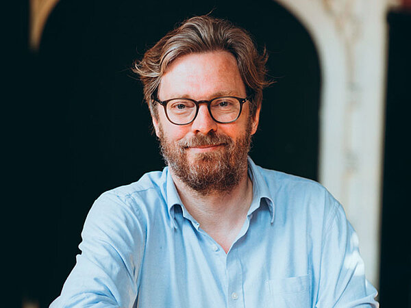 Erwin Reisner, Professor für Energie und Nachhaltigkeit an der University of Cambridge, mit Brille und hellblauem Hemd.