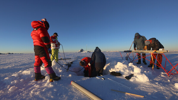 Forscher/innen der Österreichischen Akademie der Wissenschaften entnehmen Eisbohrkerne am Gletscher auf der Weißseespitze in den Alpen