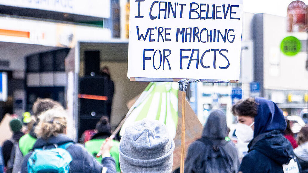 ÖAW Preisfrage Menschen bei einer Demonstration gegen Wissenschaftsskepsis