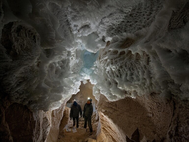 Crystal Kingdom Cave in Grönland © Robbie Shone
