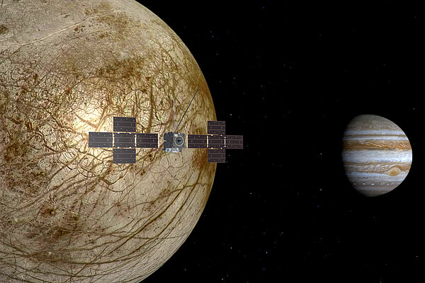 Digitale Illustration der Raumsonde JUICE beim Vorbeiflug am Jupitermond Europa.