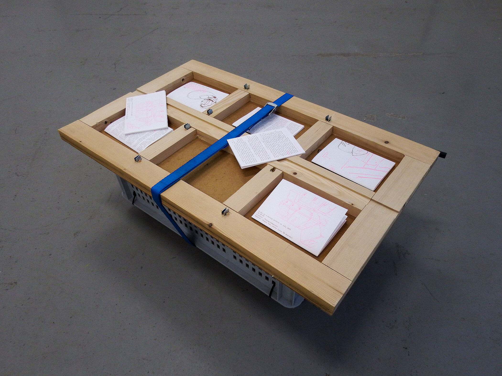 Ansichten von Texten auf einer Ausstellungsfläche aus Archivs-Elementen © Jasemin Khaleli