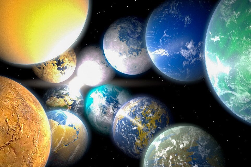 Künstlerische Weltraum-Illustration einer dichten Ansammlung verschiedener erdähnlicher Planeten und Exoplaneten vor einem schwarzen, sternenbesetzten Hintergrund.