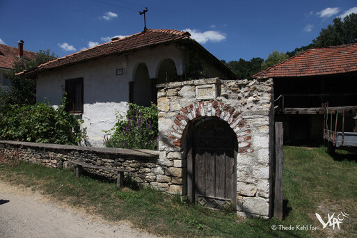 Living house with stone portal in Urovica (2016)