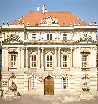 Foto der Fassade vom Hauptgebäude der Österreichischen Akademie der Wissenschaften, undatiert.