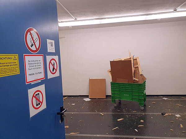 Blick in den alten Archivraum mit den Resten der Fahrregalanlage