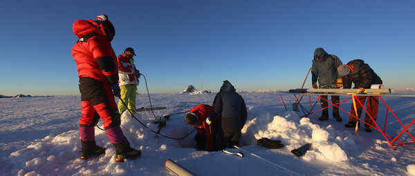 Forscher/innen der Österreichischen Akademie der Wissenschaften entnehmen Eisbohrkerne am Gletscher auf der Weißseespitze in den Alpen.