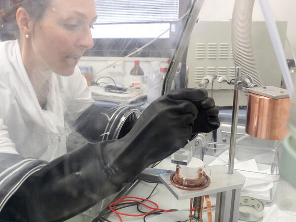 Montage eines COSINUS Detektormoduls in einer Glovebox unter Stickstoffatmosphäre © Karoline Schäffner/MPP
