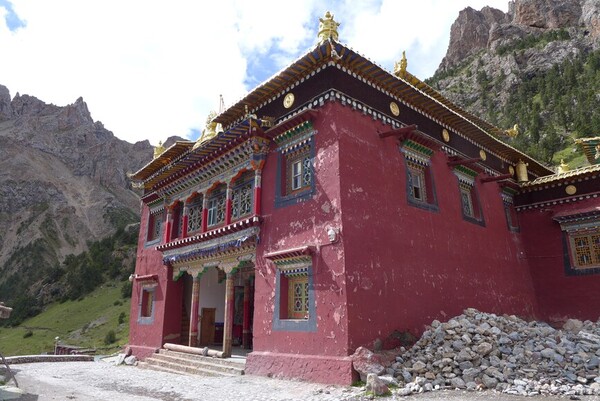 Assembly hall of rTa-rna Monastery, Nang-chen County, Yushu, Qinghai, PRC © Reinier Langelaar