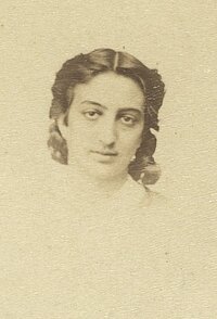 eine alte Portraitaufnahme, zu sehen ist nur der Kopf von Adele Perlmutter, der Rest ist verblasst.