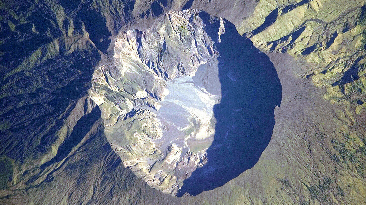 Der Krater des 1815 explodierten Vulkans Tambora auf der indonesischen Insel Sumbawa. Gas und Asche wurden bis auf eine Höhe von 43 Kilometern in die Stratosphäre geschleudert. © NASA Earth Observatory/Wikimedia Der Krater des 1815 explodierten Vulkans Tambora auf der indonesischen Insel Sumbawa. Gas und Asche wurden bis auf eine Höhe von 43 Kilometern in die Stratosphäre geschleudert. © NASA Earth Observatory/Wikimedia