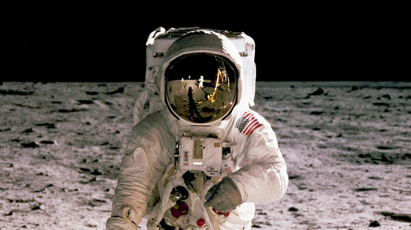 Astronaut Buzz Aldrin auf dem Mond. Das Foto wurde am 20. Juli 1969 von Neil Armstrong aufgenommen. Apollo 11 war die erste bemannte Raumfahrtmission mit einer Mondlandung.