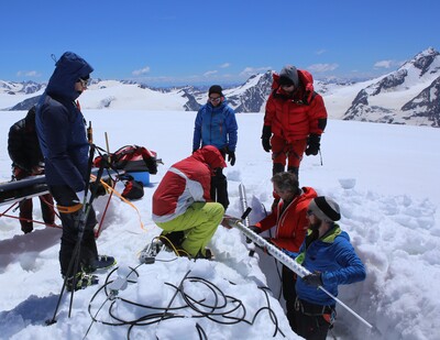 Forscher/innen der Österreichischen Akademie der Wissenschaften (ÖAW) nehmen Eiskernbohrungen an der Weißseespitze in den österreichischen Alpen vor.