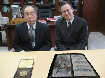 HEPHY Physiker Christoph Schwanda mit dem Nobelpreisträger Makoto Kobayashi