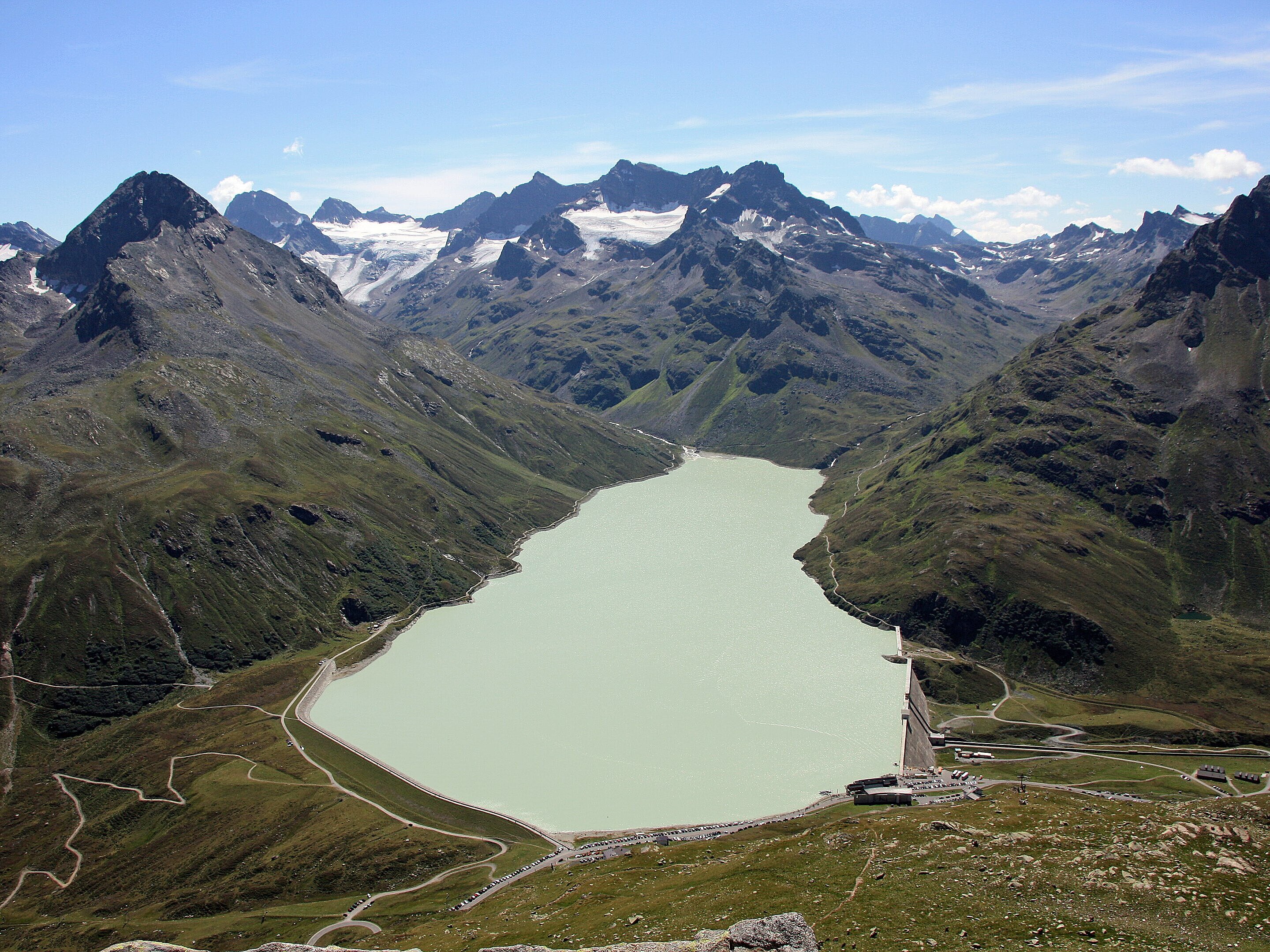 Blick auf den Silvretta-Stausee (2030 m) mit den umgebenden Bergen der Silvrettagruppe © Wikimedia/CC BY 3.0/Vince51 Blick auf den Silvretta-Stausee (2030 m) mit den umgebenden Bergen der Silvrettagruppe © Wikimedia/CC BY 3.0/Vince51