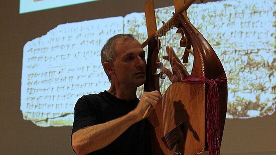 Foto: Stefan Hagel Foto: Person mit antiker Harfe
