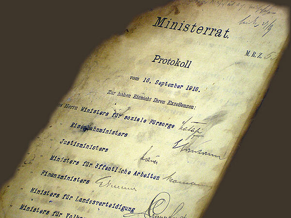 Historisches Ministerratsprotokoll vom 16. September 1918 mit gedruckten Amtsbezeichnungen und handschriftlichen Unterschriften.