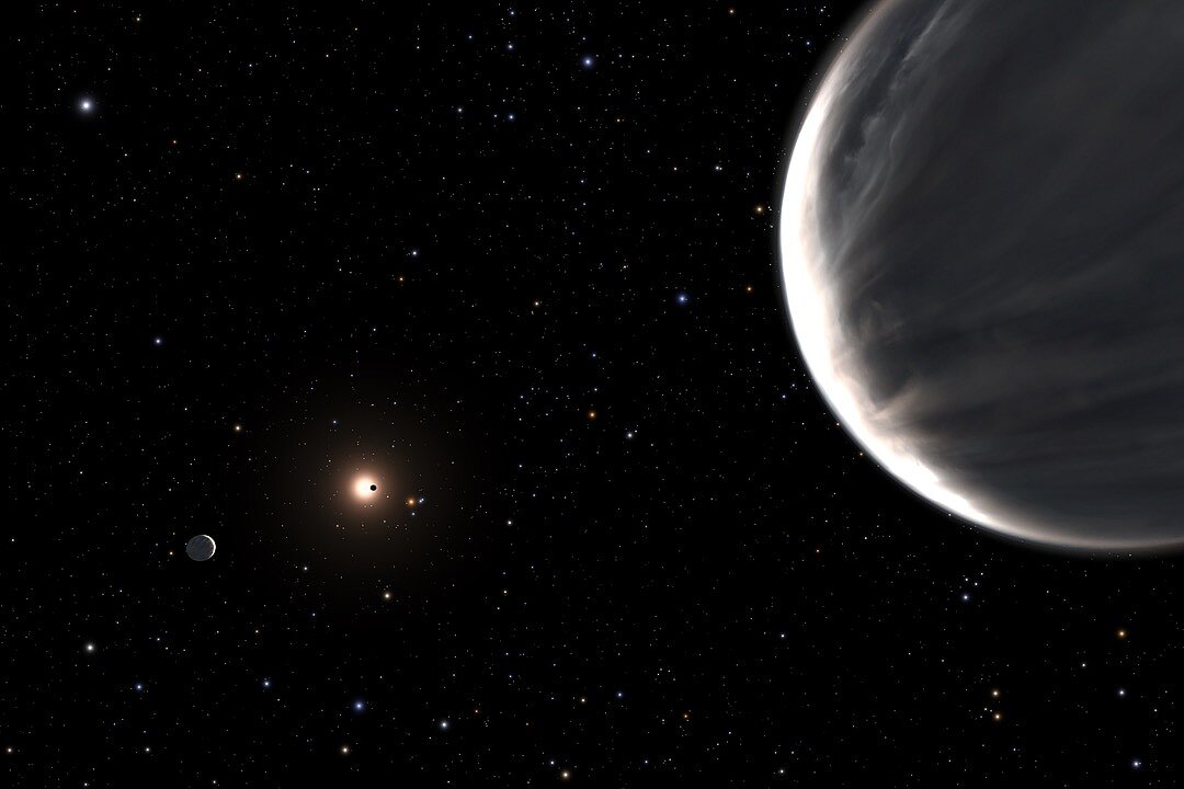 Illustration des fernen Planetensystems Kepler-138 mit mehreren Gas- und Wasserplaneten.