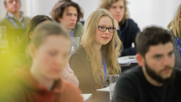 Schüler/innen bei der ersten Winterschule der Studienstiftung in einem Seminar zum Thema Klimawandel in Innsbruck.