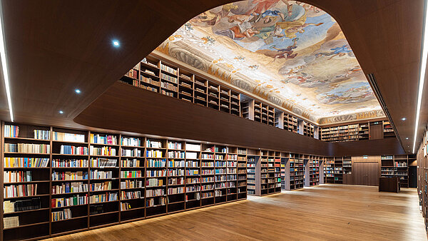 Foto der Alten Bibliothek mit kunstvollem barocken Deckenfresko