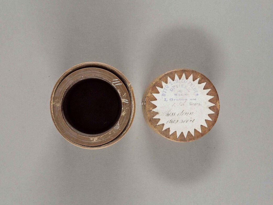 Abb. 3: Aufnahmezylinder der Firma Otto Schleiffelder aus Wien in seiner Originalverpackung stehend (aus dem Wiener Phonomuseum).