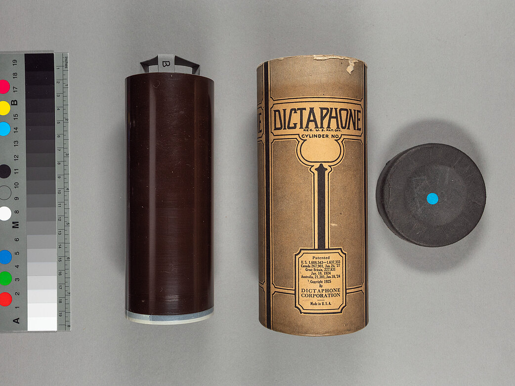 Abb. 2: Aufnahmezylinder der Firma Dictaphone neben seiner Originalverpackung (aus der TU Wien).