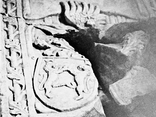 Fragmente einer in der Kathedrale von Modruš ausgegrabenen frankopanischen Grabplatte © Zorislav Horvat