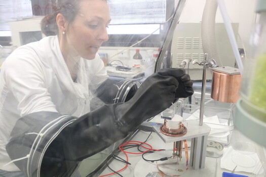 Montage eines COSINUS Detektormodules in einer Glovebox unter Stickstoffatmosphäre.