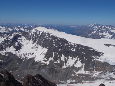 Die Weißseespitze liegt in den Ötztaler Alpen an der Grenze von Tirol zu Südtirol. 