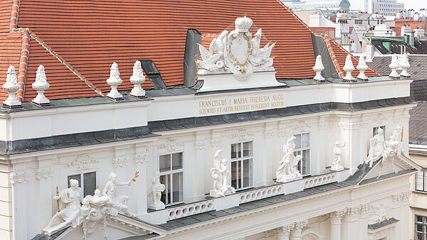 Perspektivischer Blick auf die Fassade des historisch-barocken ÖAW-Hauptgebäudes