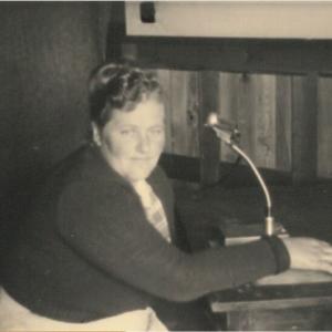 Feldforschung in Kärnten 1951. Es zeigt eine Frau mit einem Mikrofon.