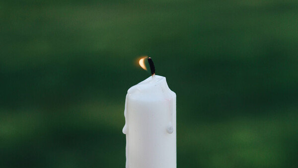 Eine brennende Kerze