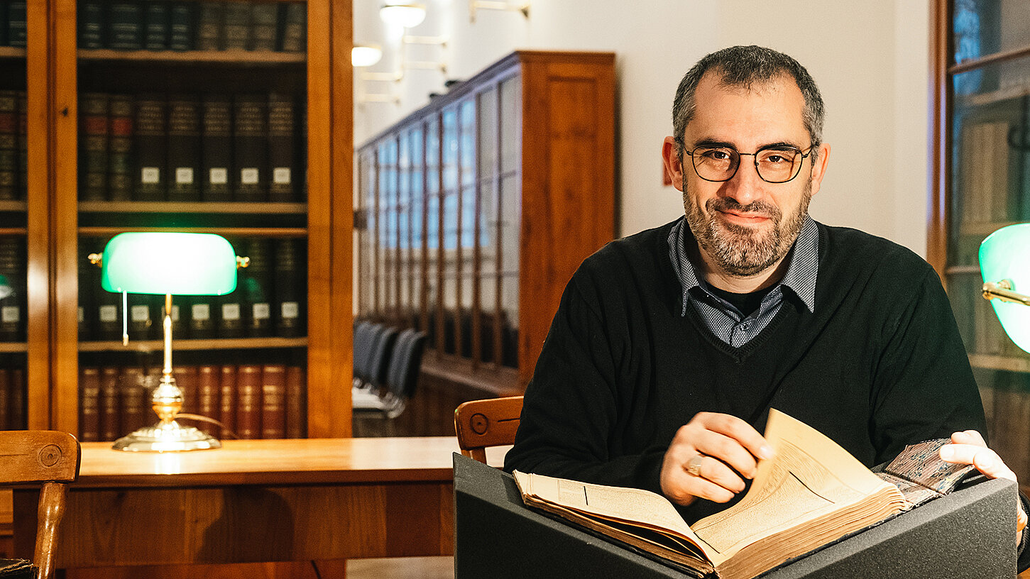 ÖAW-Forscher Bruno de Nicola im Lesesaal