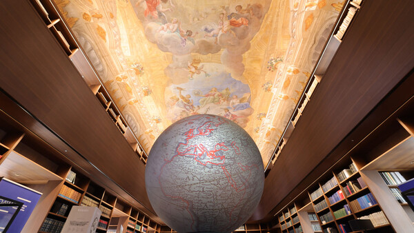Die Ausstellung "7 Erdteile - 7 Weltmeere" im Lesesaal der Bibliothek der ÖAW. © ÖAW/Daniel Hinterramskogler