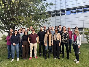 Group Photo (ca. 20 people in front of a tree)